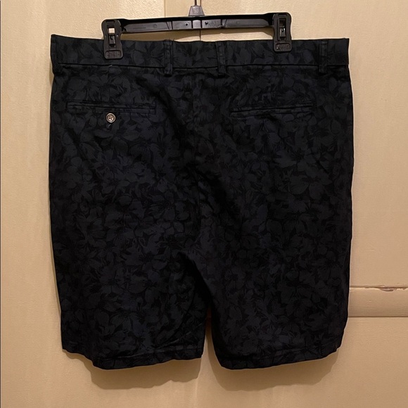 Old Navy Men's Dark Floral Patterned Shorts Size 38 - Picture 4 of 4